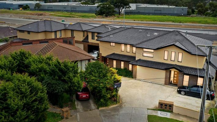 De investering van $ 90ka jaar in Dingley Village die het jaarlijkse inkomen van de typische Australiër overschaduwt