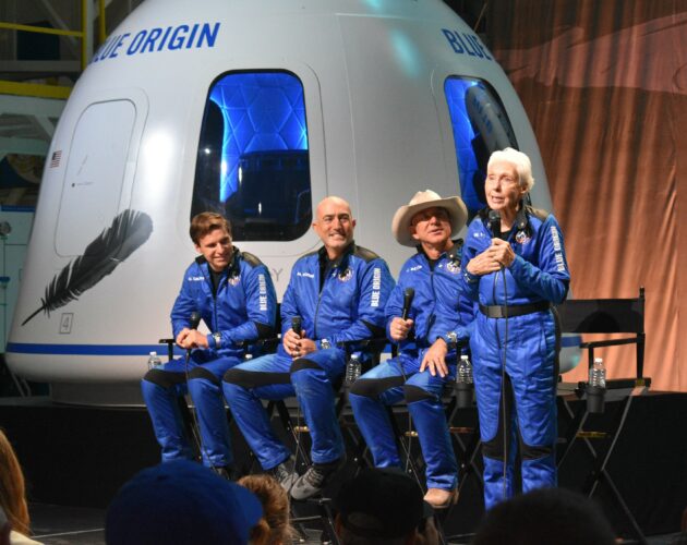 De verkoop van suborbital-ruimtetickets van Blue Origin nadert de $ 100 miljoen, zegt Jeff Bezos