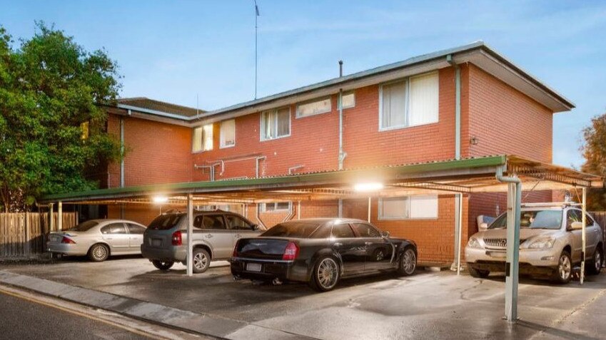 Eastern Freeway Porsche-coureur Richard Pusey verkoopt flatgebouw South Geelong voor bijna $ 1 miljoen winst