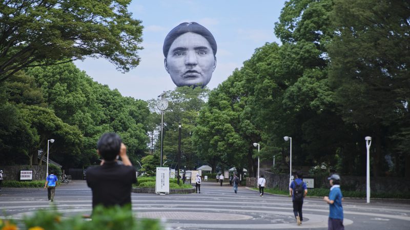 Enorme menselijke gezichten doemen op boven Japanse steden in griezelige ballonwerken door Mé