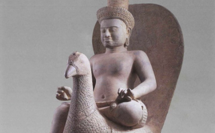 Geplunderd 10e-eeuws Cambodjaans standbeeld gaat naar huis  Skanda on a Peacock (eerste helft 10e eeuw, Cambodja), via de Offices of the United States Attorneys. Rond 1997 werd een 10e-eeuws zandstenen beeld van de hindoeïstische oorlogsgod Skanda schrijlings op een uitbundig gegraveerde pauw gestolen uit de Prasat Krachap-tempel in Cambodja. Meer dan twee decennia later gaat het Khmer-beeld, dat volgens experts het gezicht van een familielid van koning Jayavarman IV kan bevatten, eindelijk naar huis. De huidige eigenaar deed afstand van Skanda op een Peacock nadat op 15 juli in Manhattan een civiele klacht was ingediend om de verbeurdverklaring ervan te verkrijgen. De wijdverbreide, systematische plundering van antiquiteiten was gebruikelijk in Cambodja van het midden van de jaren zestig tot de jaren negentig, een periode die werd gekenmerkt door burgeroorlog en genocide. Na het verwijderen van standbeelden van hun archeologische vindplaatsen, brachten lokale plunderaars ze meestal naar makelaars aan de grens tussen Cambodja en Thailand. De makelaars zouden de figuren vervolgens naar handelaren van Khmer-artefacten in Thailand vervoeren, die de objecten lokaal of in het buitenland verkochten en ze op de internationale antiquiteitenmarkt brachten. Veel van deze illegaal verwijderde voorwerpen vonden hun weg naar de Verenigde Staten en Europa via Douglas Latchford , een Brits-Thaise antiquiteitenhandelaar en verzamelaar met een specialiteit in de Khmer-beeldcultuur. De civiele klacht geeft aan dat de diefstal van Skanda op een pauw een soortgelijk verhaal heeft gevolgd. In de jaren negentig leidde een Cambodjaanse plunderaar een groep van ongeveer 450 anderen bij invallen op archeologische vindplaatsen. Een van die locaties was Koh Ker, waar de Prasat Krachap-tempel staat. Koh Ker, de hoofdstad van het Khmer-rijk van 928 tot 944 na Christus, wordt gekenmerkt door een groot tempelcomplex met heilige monumenten, waaronder vrijstaande beelden, een relatieve zeldzaamheid in de Khmer-oudheden waar reliëfs vaker voorkomen. Nadat hij Skanda op een pauw uit de voorkamer van de tempel had gehaald, bracht de plunderaar hem naar een makelaar aan de Thaise grens, die hem op zijn beurt aan Latchford verkocht. In het voorjaar van 2000 verkocht Latchford het beeld aan een rechtspersoon voor ongeveer $ 1,5 miljoen onder het voorwendsel dat het land van herkomst van het object Thailand was. Het beeld werd overgebracht van Singapore naar Londen en uiteindelijk naar New York. De huidige eigenaar, die het werk vrijwillig verbeurde nadat hij op de hoogte was gesteld van de burgerlijke klacht, had het werk geërfd.  Head of a Buddha (ca. 920–950, Cambodja) werd door Douglas Latchford geschonken aan het Metropolitan Museum of Art in New York, waar het nu te zien is. In 2012 repatrieerde de Met twee andere standbeelden die door Latchford waren geschonken en waarvan werd vastgesteld dat ze zouden worden geplunderd. (afbeelding via het Metropolitan Museum of Art) Latchford werd in 2019 beschuldigd van handel in geroofde Cambodjaanse artefacten, samen met gerelateerde misdaden, waaronder de vervalsing van documenten, waaronder herkomstgegevens en verzendfacturen. Toen hij in 2020 stierf, werd de aanklacht ongegrond verklaard. Latchfords dochter en erfgenaam, Nawapan Kriangsak, stemde ermee in zijn enorme bezit aan Cambodjaanse oudheden te repatriëren, zo maakte de New York Times in januari van dit jaar bekend. De collectie van zo'n 125 objecten, die bestemd is voor een museum in de Cambodjaanse hoofdstad Phnom Penh, heeft een waarde van meer dan $ 50 miljoen en omvat Skanda en Shiva, een standbeeld dat is gestolen uit Prasat Krachap op dezelfde dag dat Skanda op een pauw werd genomen. Phoeurng Sackona, Cambodja's Minister van Cultuur en Schone Kunsten, gaf aan dat Cambodja graag beide sculpturen wil verwelkomen. "Skanda, de hindoeïstische oorlogsgod, wordt zelden afgebeeld in de Cambodjaanse kunst, maar lijkt prominent aanwezig te zijn geweest in het Prasat Krachap-tempelcomplex", zei Sackona in een verklaring . "De repatriëring van [Skanda on a Peacock] getuigt van de voortdurende toewijding van Cambodja om de zielen van onze voorouders te vinden en terug te brengen die gedurende een aantal jaren uit het moederland zijn vertrokken, tijdens een periode van oorlog."
