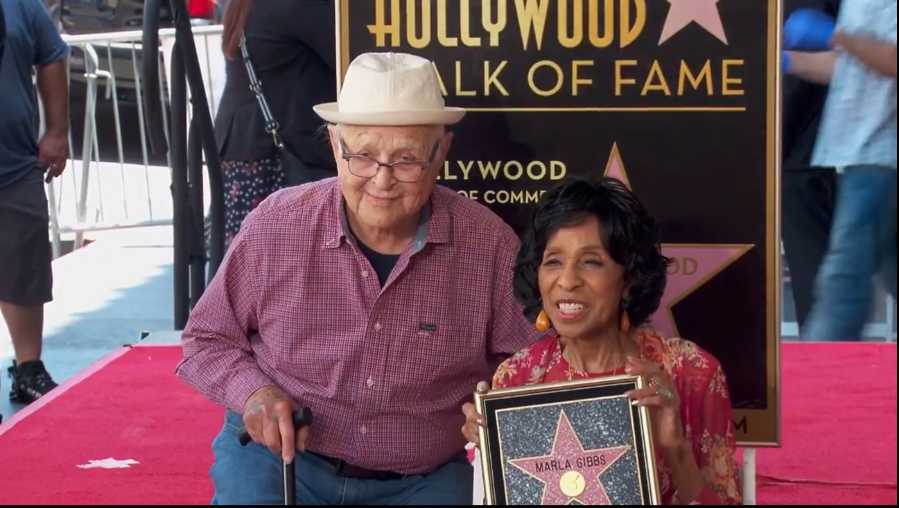 Marla Gibbs ontvangt haar ster op de Hollywood Walk of Fame, valt bijna flauw in de hitte van Californië
