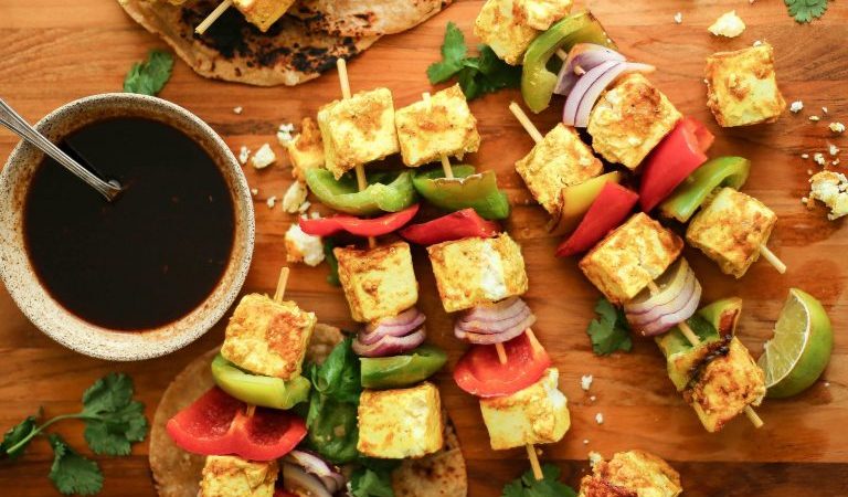 Paneer Tikka Kebabs zijn het vegetarische gerecht dat uw zomerbarbecue nodig heeft  Gegarandeerd publiekstrekker. Het bericht Paneer Tikka Kebabs zijn het vegetarische gerecht dat je zomerse barbecue nodig heeft verscheen eerst op Camille Styles .