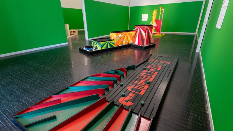 Schommel rond 'Par Excellence Redux', een minigolfbaan met speelbare kunstwerken in Elmhurst Art Museum