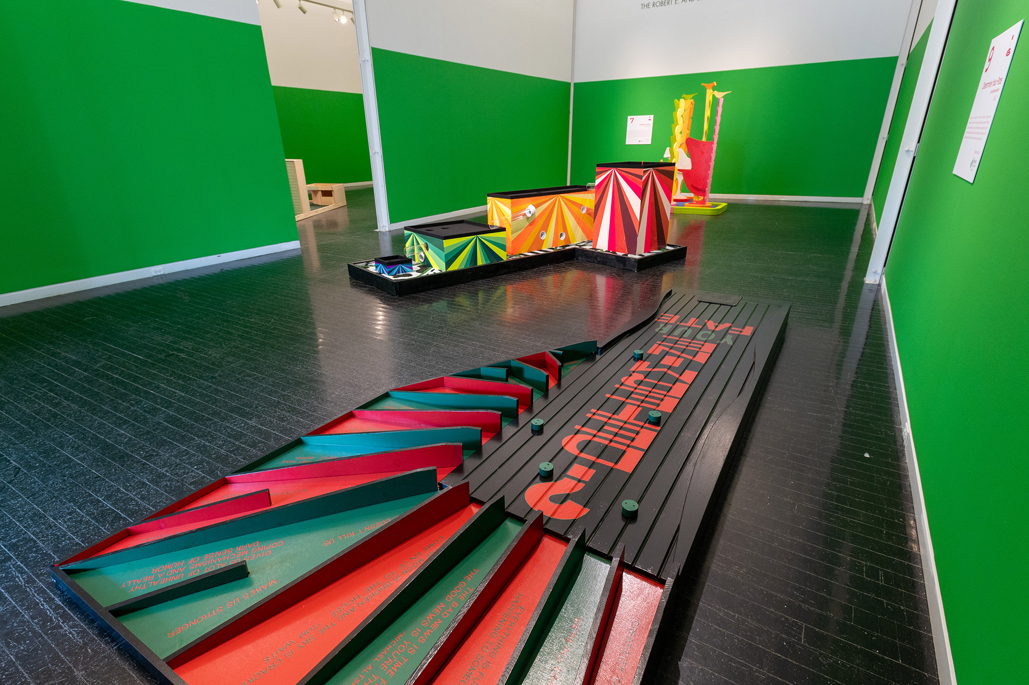 Schommel rond 'Par Excellence Redux', een minigolfbaan met speelbare kunstwerken in Elmhurst Art Museum