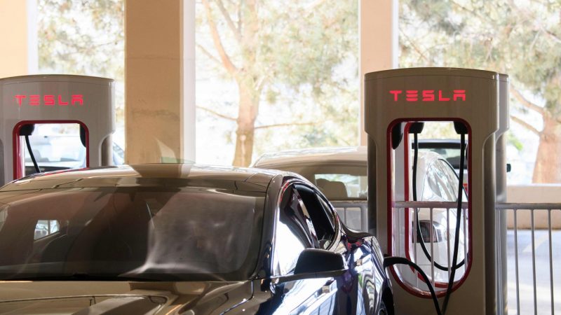 Tesla zet 3 EV-oplaadpunten op in S'pore's Orchard, om de komende maanden meer punten toe te voegen