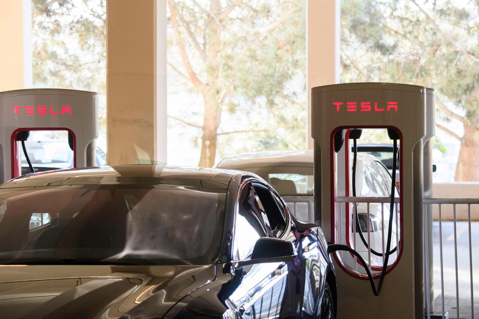 Tesla zet 3 EV-oplaadpunten op in S'pore's Orchard, om de komende maanden meer punten toe te voegen