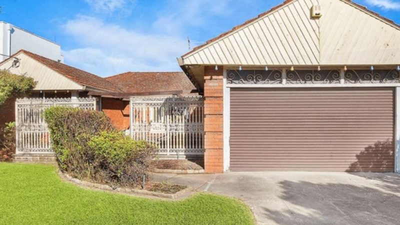 Veilingen in Sydney: bakstenen huis in benijdenswaardige positie wordt vrijwel verkocht voor $ 735.000 boven de reserve