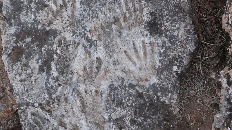 Archeologen ontdekken hand- en voetafdrukken van kinderen in wat wordt beschouwd als de oudste grotkunst tot nu toe