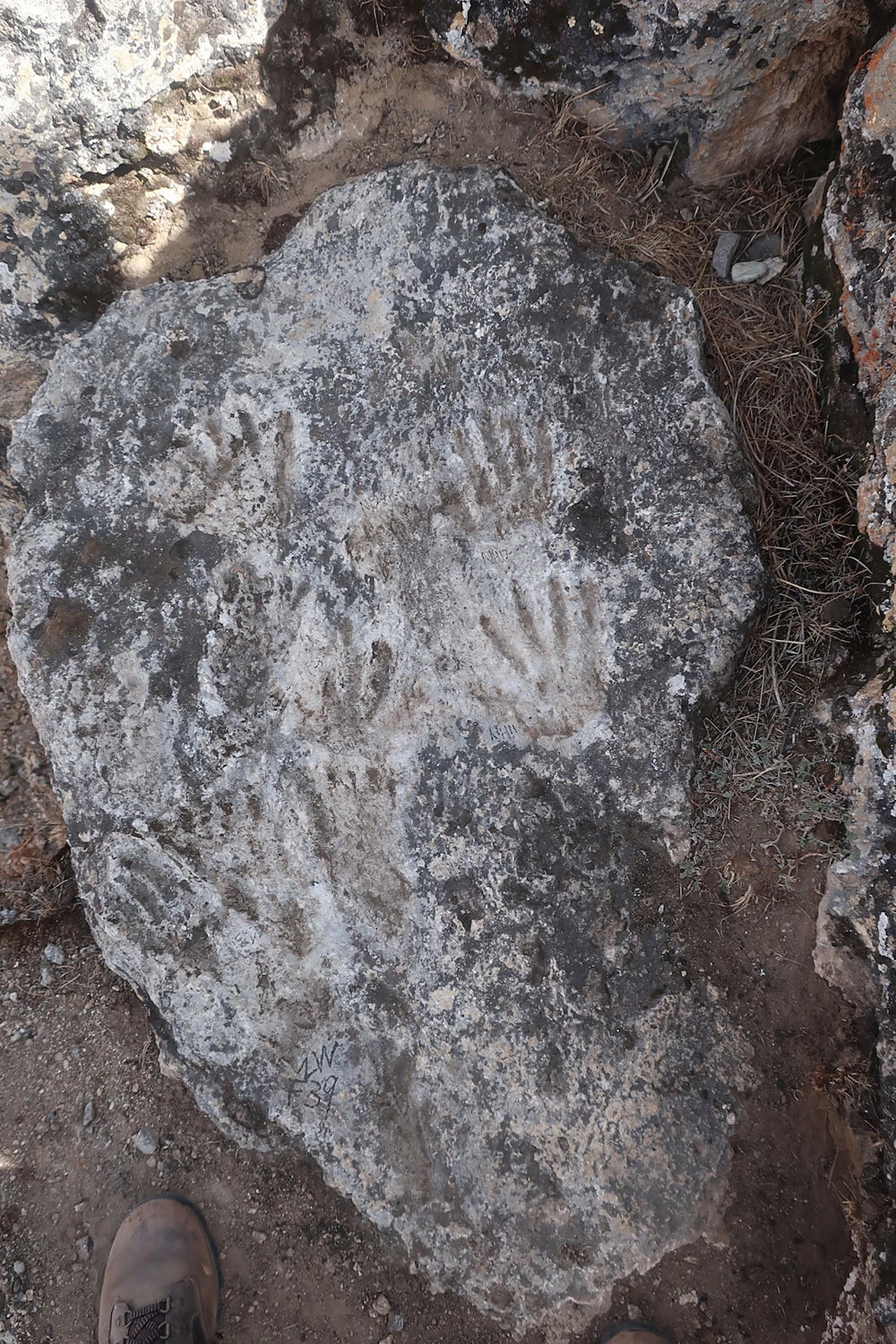 Archeologen ontdekken hand- en voetafdrukken van kinderen in wat wordt beschouwd als de oudste grotkunst tot nu toe