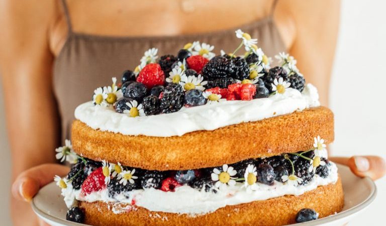 Dit eenvoudige laagcake-recept wordt je nieuwe verjaardagsfeestje  Cake, slagroom, bessen. Herhalen. Het bericht Dit eenvoudige laagcakerecept wordt je nieuwe verjaardagsfeestje verscheen eerst op Camille Styles .