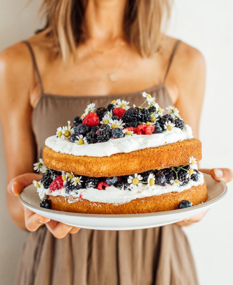 Dit eenvoudige laagcake-recept wordt je nieuwe verjaardagsfeestje  Cake, slagroom, bessen. Herhalen. Het bericht Dit eenvoudige laagcakerecept wordt je nieuwe verjaardagsfeestje verscheen eerst op Camille Styles .