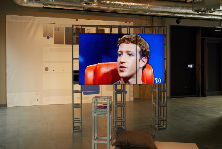 Een tentoonstelling die ons helpt onze relatie met Facebook te heroverwegen