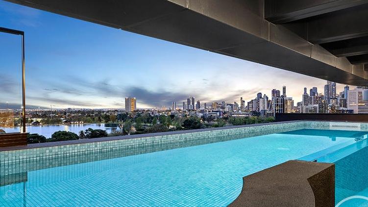 Luxe penthouse van $ 7 miljoen heeft een eigen balkonzwembad, uitzicht op het Albert Park-meer