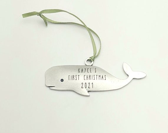 Baby's First Christmas 2021 walvis ornament door BeehiveHandmadeLLC