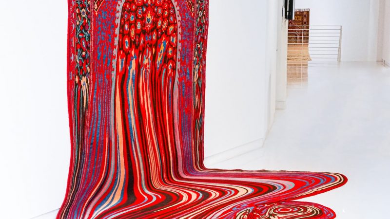 Sierlijke tapijten van kunstenaar Faig Ahmed sijpelen op de vloer in druipende stoffen plassen