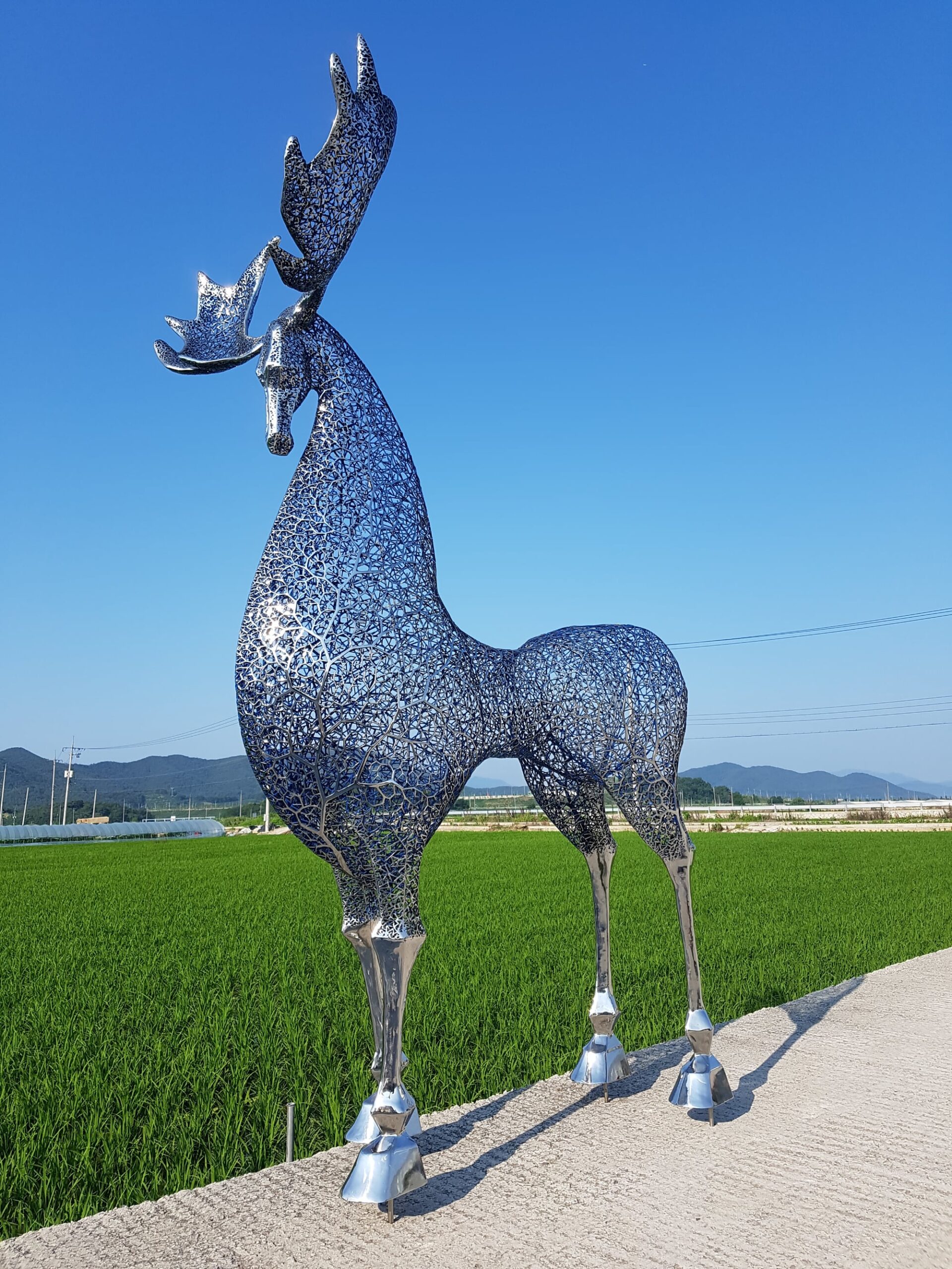 Complexe netwerken van metalen takken vormen dierensculpturen door Kang Dong Hyun