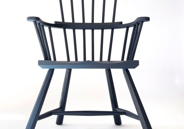 Te koop: blauwe stoel met kam en rugleuning