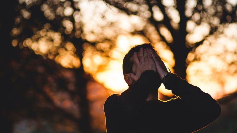 Hoe u uw geestelijke gezondheid kunt beheren terwijl traumatische gebeurtenissen zich opstapelen