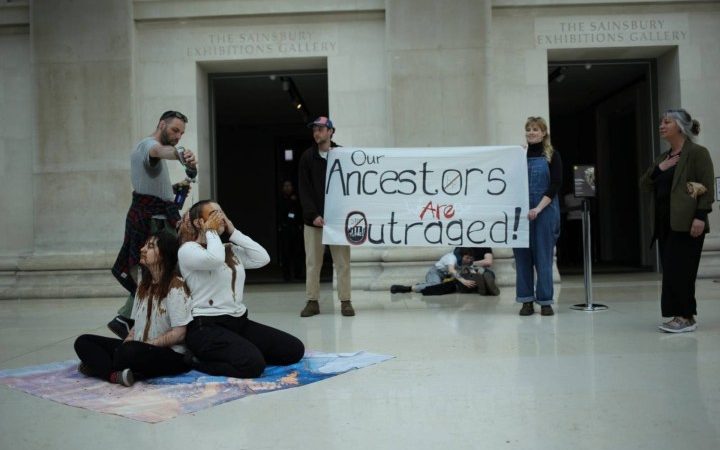 Druipend in 'olie' protesteren activisten tegen sponsoring door BP van Stonehenge-tentoonstelling