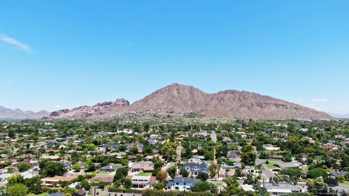 Top 8 redenen om naar Phoenix te verhuizen en waarom je hier graag zult wonen Ook wel bekend als de "Vallei van de Zon", betekent wonen in Phoenix een ongelooflijke hoeveelheid zonneschijn, heerlijk eten en kilometerslange prachtige woestijnlandschappen. Het is de perfecte bestemming voor diegenen die willen verhuizen naar een bloeiende stad in een woestijnoase. Hier zijn de belangrijkste redenen om naar Phoenix te verhuizen, in willekeurige volgorde, en waarom je van Phoenix je nieuwe thuis zou moeten maken.  1) Sportcultuur Phoenix is de droom van elke golfer. De stad heeft bijna 200 golfbanen en het Waste Management Phoenix Open, een van de grootste PGA-evenementen die er zijn. De NBA, de NFL, de NHL en de MLB hebben allemaal teams uit Phoenix. Bovendien is er NASCAR-races. 2) Weekendje weg Er zijn volop mogelijkheden voor weekenduitstapjes, of je nu een paar uur hebt om naar Noord-Arizona, Californië, Mexico, Lake Mead of Las Vegas te reizen. Maak een uitstapje naar Sedona en ga wandelen; alpineskiën bij Snowbowl, of ga naar de Grand Canyon voor een prachtig uitzicht. U kunt ook gemakkelijk de omliggende steden Scottsdale, Tempe en Glendale verkennen. 3) Betaalbaar wonen Hoewel de kosten van levensonderhoud in Phoenix 3,7% hoger zijn dan het nationale gemiddelde, is dat nog steeds relatief laag in vergelijking met andere grote steden in het land. De huizenmarkt van Phoenix is ook redelijk in vergelijking met andere grote steden. De mediane verkoopprijs is $ 438k, vergeleken met de nationale mediane verkoopprijs van $ 388K.  4) De bloeiende eetcultuur van Phoenix Van taco-trucks tot gastronomische patio's en lekker eten, bewoners kunnen genieten van een breed scala aan gerechten terwijl ze in Phoenix wonen. Sommige restaurantkeuzes zijn Lux Central, Tacos Chiwas en Tratto. Enkele populaire gerechten in Phoenix zijn Sonoran Hot Dog, bakbrood en stoofpot van groene chili. 5) Kunst & cultuur Van culturele activiteiten tot spannende professionele sportevenementen, er is voor elk wat wils. Geniet van ballet en de symfonie tot theater en Broadway bij de Arizona Opera Company, Ballet Arizona, Frank Lloyd Wright's Gammage Auditorium en Ak-Chin Pavilion. Phoenix is ook een diverse stad, compleet met een rijk cultureel erfgoed. Leer meer over de samenvloeiing van Spaanse en Indiaanse culturen in dit deel van Arizona in het Heard Museum. Bovendien staat de stad vol met kunst, van klassieke en hedendaagse stukken in het Phoenix Art Museum tot prachtige stadsmuurschilderingen in het Roosevelt Row Arts District. 6) Dingen om te doen Wat je interesse ook is, er is altijd wel iets te doen in Phoenix. Het klimaat en het woestijnachtige terrein maken tal van buitenactiviteiten mogelijk, zoals wandelen, mountainbiken, fietsen, vissen en rotsklimmen. U kunt ook genieten van de 189 parken van de stad, 33.000 hectare woestijnreservaten en 200 mijl aan paden. Of drijf de Salt River af om af te koelen als het te warm weer is. Zowel kinderen als volwassenen zullen onder de indruk zijn van alles wat ze leren in het Arizona Science Center, het OdySea Aquarium of de Phoenix Zoo.  7) Weer Met gemiddeld 320 dagen zon per jaar staat Phoenix bovenaan de hitlijsten voor de zonnigste metropool van het land. Hete temperaturen zijn de norm in de zomermaanden, met een gemiddelde piek van 106 graden in juli. De winters zijn mild, met een minimum van 41 graden in januari. 8) Adembenemend landschap De thuisbasis van de Sonorawoestijn, het landschap van Arizona is een van 's werelds meest unieke en diverse woestijnbiomen. De Grand Canyon, een van de weinige zeven natuurwonderen in de Verenigde Staten, is te vinden in Arizona, met de machtige Colorado-rivier die door de kloof stroomt. Het bericht Top 8 redenen om naar Phoenix te verhuizen en waarom je hier graag zult wonen verscheen eerst op Redfin | Vastgoedtips voor het kopen, verkopen en meer van een huis.