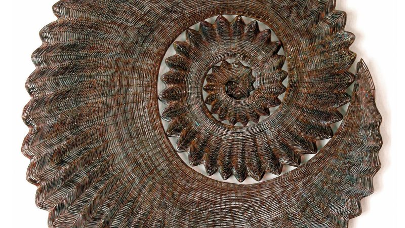 Koperdraad weeft en spiralen in organische sculpturale vormen door wijlen kunstenaar Bronwyn Oliver