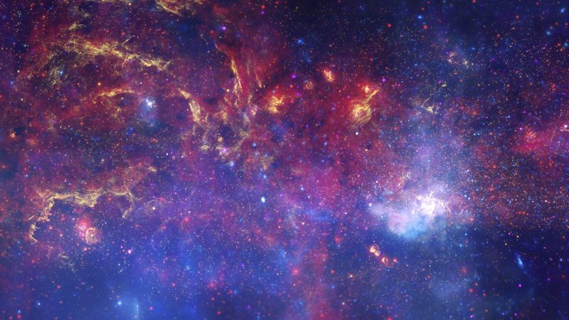 Waarom astronomen de locatie van de aarde naar potentiële intelligente buitenaardse wezens schieten  Het centrum van het Melkwegstelsel is misschien de thuisbasis van intelligent leven, maar sommige onderzoekers denken dat contact opnemen met buitenaardse wezens een slecht idee is. NASA/JPL-Caltech/ESA/CXC/STScI Dit artikel stond oorspronkelijk op The Conversation. Als een persoon verdwaald is in de wildernis, hebben ze twee opties. Ze kunnen op zoek gaan naar beschaving, of ze kunnen zichzelf gemakkelijk te herkennen maken door een vuur te maken of HELP in grote letters te schrijven. Voor wetenschappers die geïnteresseerd zijn in de vraag of er intelligente buitenaardse wezens bestaan, zijn de opties vrijwel hetzelfde. Al meer dan 70 jaar scannen astronomen naar radio- of optische signalen van andere beschavingen in de zoektocht naar buitenaardse intelligentie, SETI genaamd. De meeste wetenschappers zijn ervan overtuigd dat er leven bestaat op veel van de 300 miljoen potentieel bewoonbare werelden in het Melkwegstelsel. Astronomen denken ook dat er een behoorlijke kans is dat sommige levensvormen intelligentie en technologie hebben ontwikkeld. Maar er zijn nooit signalen van een andere beschaving ontdekt, een mysterie dat 'The Great Silence' wordt genoemd. Hoewel SETI lange tijd deel uitmaakte van de reguliere wetenschap, is METI, of messaging van buitenaardse intelligentie, minder gebruikelijk. Ik ben een professor in de astronomie die veel heeft geschreven over de zoektocht naar leven in het heelal. Ik zit ook in de adviesraad van een non-profit onderzoeksorganisatie die berichten ontwerpt om naar buitenaardse beschavingen te sturen. In de komende maanden gaan twee teams van astronomen berichten de ruimte in sturen in een poging om te communiceren met intelligente buitenaardse wezens die daarbuiten kunnen luisteren. Deze inspanningen zijn als het bouwen van een groot vreugdevuur in het bos en hopen dat iemand je vindt. Maar sommige mensen vragen zich af of het wel verstandig is om dit überhaupt te doen.  Het ruimtevaartuig Pioneer 10 draagt deze plaquette, waarop basisinformatie over de mens en de aarde wordt beschreven. Carl Sagan, Frank Drake, Linda Salzman Sagan, NASA Ames Research Center via WikimediaCommons De geschiedenis van METI Vroege pogingen om in contact te komen met leven buiten de aarde waren quixotische berichten in een fles. In 1972 lanceerde NASA het ruimtevaartuig Pioneer 10 in de richting van Jupiter met een plaquette met een lijntekening van een man en een vrouw en symbolen om aan te geven waar het vaartuig vandaan kwam. In 1977 volgde NASA dit met het beroemde gouden record dat aan het ruimtevaartuig Voyager 1 was bevestigd. Deze ruimtevaartuigen – evenals hun tweeling, Pioneer 11 en Voyager 2 – hebben nu allemaal het zonnestelsel verlaten. Maar in de onmetelijkheid van de ruimte is de kans dat deze of andere fysieke objecten worden gevonden fantastisch minuscuul. Elektromagnetische straling is een veel effectiever baken. Astronomen straalden het eerste radiobericht uit dat was ontworpen voor buitenaardse oren vanaf het Arecibo-observatorium in Puerto Rico in 1974. De reeks van enen en nullen was ontworpen om eenvoudige informatie over de mensheid en biologie over te brengen en werd naar de bolvormige sterrenhoop M13 gestuurd. Aangezien M 13 op 25.000 lichtjaar afstand staat, moet je je adem niet inhouden voor een antwoord. Naast deze doelbewuste pogingen om een bericht naar buitenaardse wezens te sturen, lekken er al bijna een eeuw eigenzinnige signalen van televisie- en radio-uitzendingen de ruimte in. Deze steeds groter wordende bel van aards gebabbel heeft al miljoenen sterren bereikt. Maar er is een groot verschil tussen een gerichte explosie van radiogolven van een gigantische telescoop en diffuse lekkage – het zwakke signaal van een show als "I Love Lucy" vervaagt onder het gezoem van de straling die is overgebleven van de oerknal kort nadat het de zonnestelsel. Nieuwe berichten verzenden Bijna een halve eeuw na het Arecibo-bericht plannen twee internationale teams van astronomen nieuwe pogingen tot buitenaardse communicatie. De een gebruikt een gigantische nieuwe radiotelescoop en de ander kiest een aantrekkelijk nieuw doelwit. Een van deze nieuwe berichten zal ergens in 2023 worden verzonden vanaf 's werelds grootste radiotelescoop, in China. De telescoop, met een diameter van 500 meter, zal een reeks radiopulsen over een brede strook hemel uitzenden . Deze aan-uit-pulsen zijn als de enen en nullen van digitale informatie. Het bericht heet "The Beacon in the Galaxy" en omvat priemgetallen en wiskundige operatoren, de biochemie van het leven, menselijke vormen, de locatie van de aarde en een tijdstempel. Het team stuurt de boodschap naar een groep van miljoenen sterren nabij het centrum van de Melkweg, ongeveer 10.000 tot 20.000 lichtjaar van de aarde. Hoewel dit de pool van potentiële buitenaardse wezens maximaliseert, betekent dit dat het tienduizenden jaren zal duren voordat de aarde een antwoord krijgt. De andere poging is gericht op slechts een enkele ster, maar met het potentieel voor een veel sneller antwoord. Op 4 oktober 2022 zal een team van het Goonhilly Satellite Earth Station in Engeland een bericht naar de ster TRAPPIST-1 sturen. Deze ster heeft zeven planeten, waarvan drie aardachtige werelden in de zogenaamde "Goldilocks-zone" – wat betekent dat ze de thuisbasis kunnen zijn van vloeistof en mogelijk ook leven. TRAPPIST-1 is slechts 39 lichtjaar verwijderd, dus het kan maar liefst 78 jaar duren voordat intelligent leven de boodschap ontvangt en de aarde het antwoord. Ethische vragen Het vooruitzicht van buitenaards contact is rijp met ethische vragen, en METI is geen uitzondering. De eerste is: Wie spreekt er voor de aarde? Bij gebrek aan internationaal overleg met het publiek, zijn de beslissingen over welk bericht te verzenden en waar te verzenden in de handen van een kleine groep geïnteresseerde wetenschappers. Maar er is ook een veel diepere vraag. Als je verdwaald bent in het bos, is het natuurlijk een goede zaak om gevonden te worden. Als het erom gaat of de mensheid een bericht naar buitenaardse wezens moet uitzenden, is het antwoord veel minder duidelijk. Voordat hij stierf, was de iconische natuurkundige Stephen Hawking uitgesproken over het gevaar van contact met buitenaardse wezens met superieure technologie. Hij voerde aan dat ze kwaadaardig zouden kunnen zijn en, als ze de locatie van de aarde zouden geven, de mensheid zouden kunnen vernietigen. Anderen zien geen extra risico, aangezien een echt geavanceerde beschaving al van ons bestaan af zou weten. En er is interesse. De Russisch-Israëlische miljardair Yuri Milner heeft $ 1 miljoen geboden voor het beste ontwerp van een nieuw bericht en een effectieve manier om het te verzenden. Tot op heden zijn er geen internationale regels voor METI, dus de experimenten zullen ondanks zorgen doorgaan. Voorlopig blijven intelligente buitenaardse wezens in het rijk van science fiction. Boeken zoals "The Three-Body Problem" van Cixin Liu bieden sombere en tot nadenken stemmende perspectieven op hoe het succes van METI-inspanningen eruit zou kunnen zien. Het loopt niet goed af voor de mensheid in de boeken. Als mensen ooit in het echte leven contact maken, hoop ik dat de aliens in vrede komen. Chris Impey is een University Distinguished Professor of Astronomy, University of Arizona. Chris Impey ontvangt financiering van de National Science Foundation. University of Arizona verstrekt financiering als lid van The Conversation US. Het bericht Waarom astronomen de locatie van de aarde naar potentiële intelligente buitenaardse wezens schieten, verscheen eerst op Popular Science.