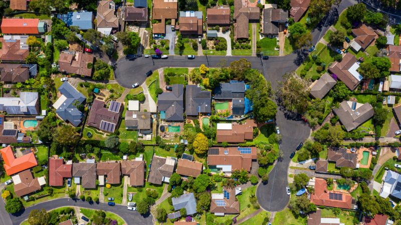 Huizenprijzen zorgen voor een recordvermogen van 14,9 biljoen dollar, maar Australiërs bezuinigen op de uitgaven